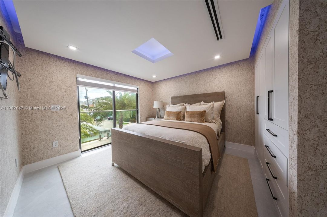 For Sale: $3,195,000 (5 beds, 3 baths, 2373 Square Feet)