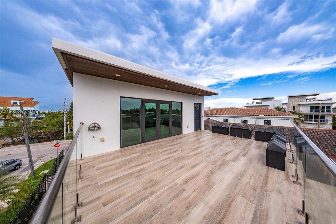 For Sale: $3,195,000 (5 beds, 3 baths, 2373 Square Feet)