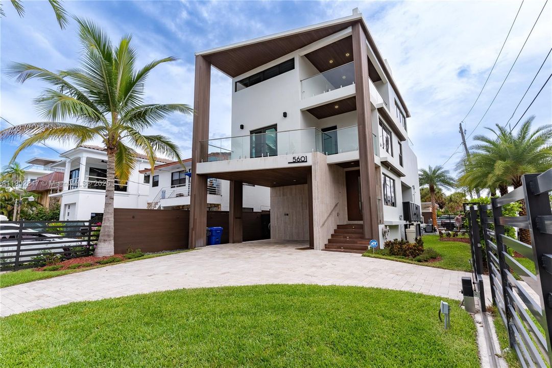 For Sale: $3,195,000 (5 beds, 3 baths, 2373 Square Feet)