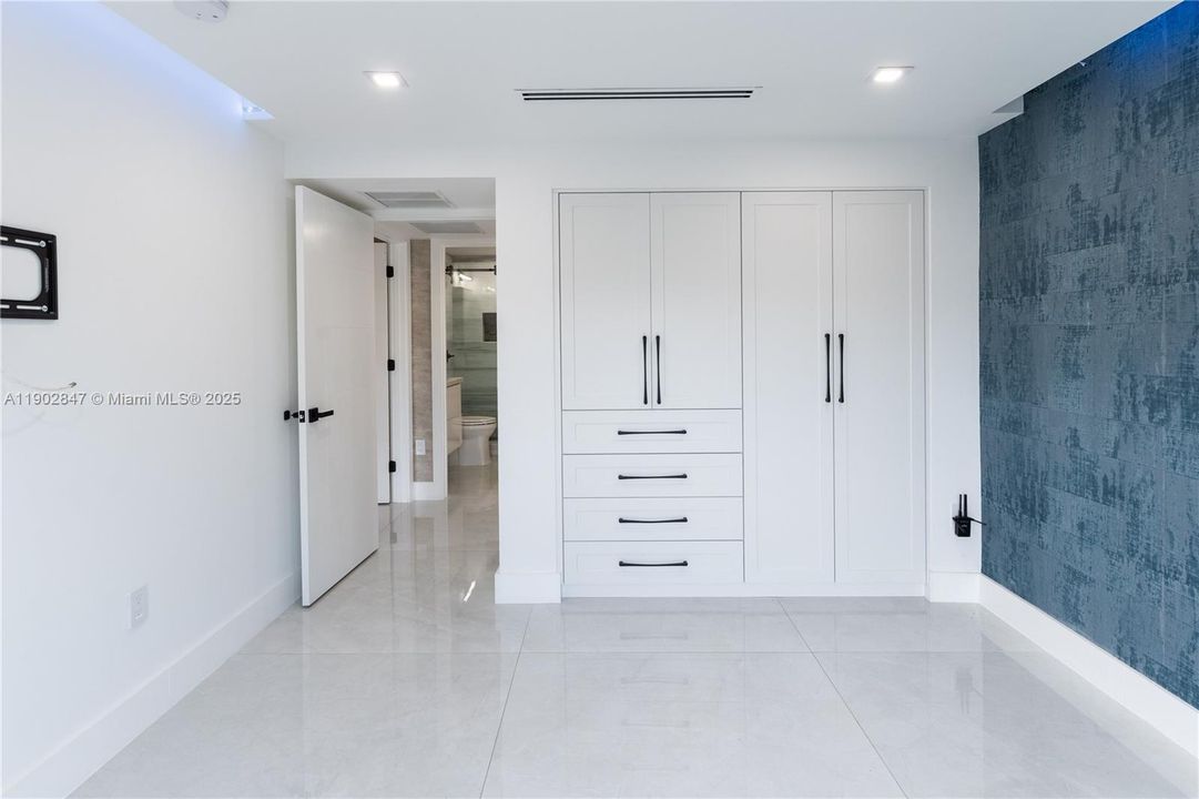 For Sale: $3,195,000 (5 beds, 3 baths, 2373 Square Feet)