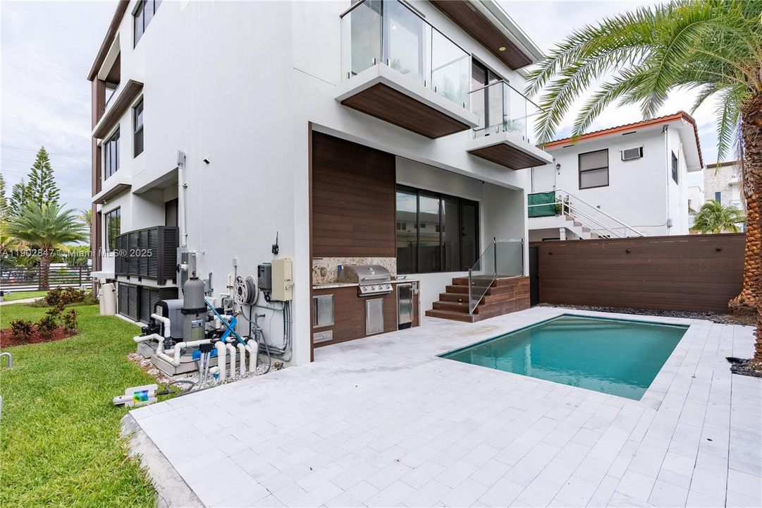 For Sale: $3,195,000 (5 beds, 3 baths, 2373 Square Feet)