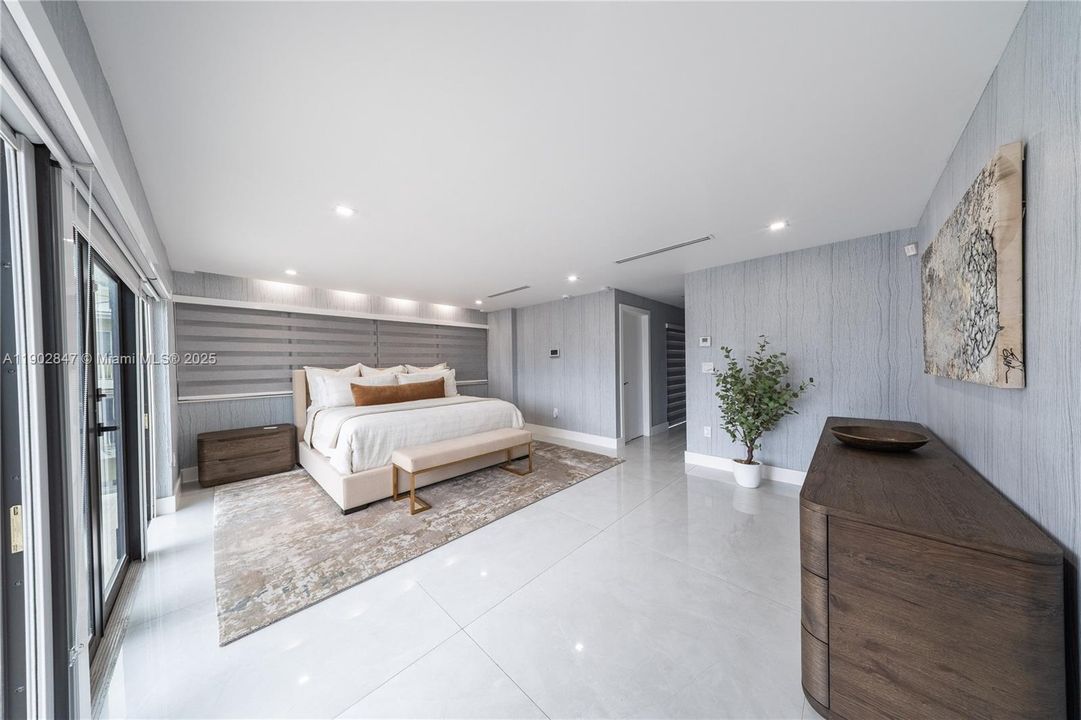 For Sale: $3,195,000 (5 beds, 3 baths, 2373 Square Feet)