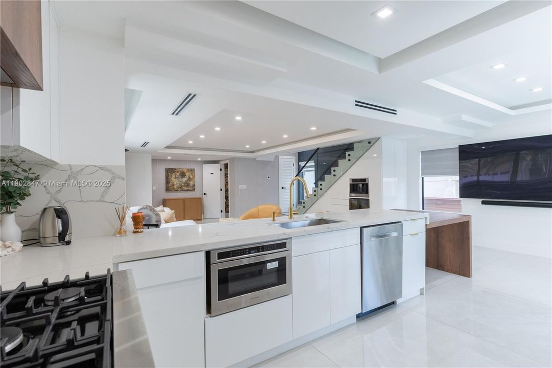 For Sale: $3,195,000 (5 beds, 3 baths, 2373 Square Feet)