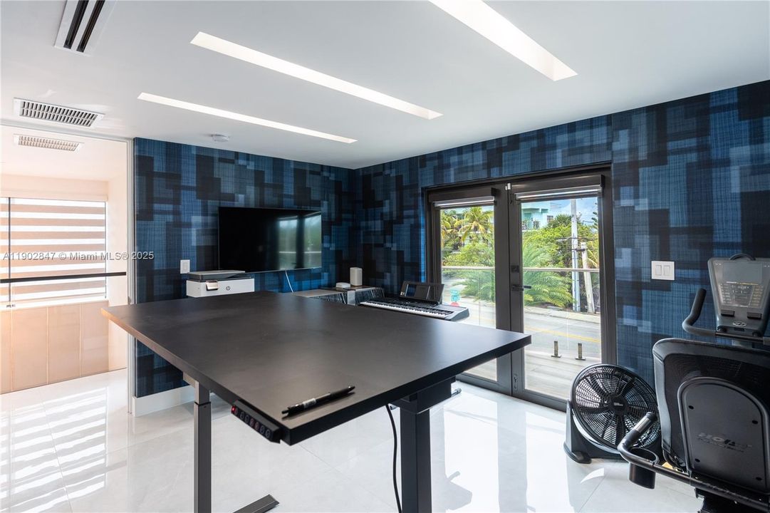 For Sale: $3,195,000 (5 beds, 3 baths, 2373 Square Feet)