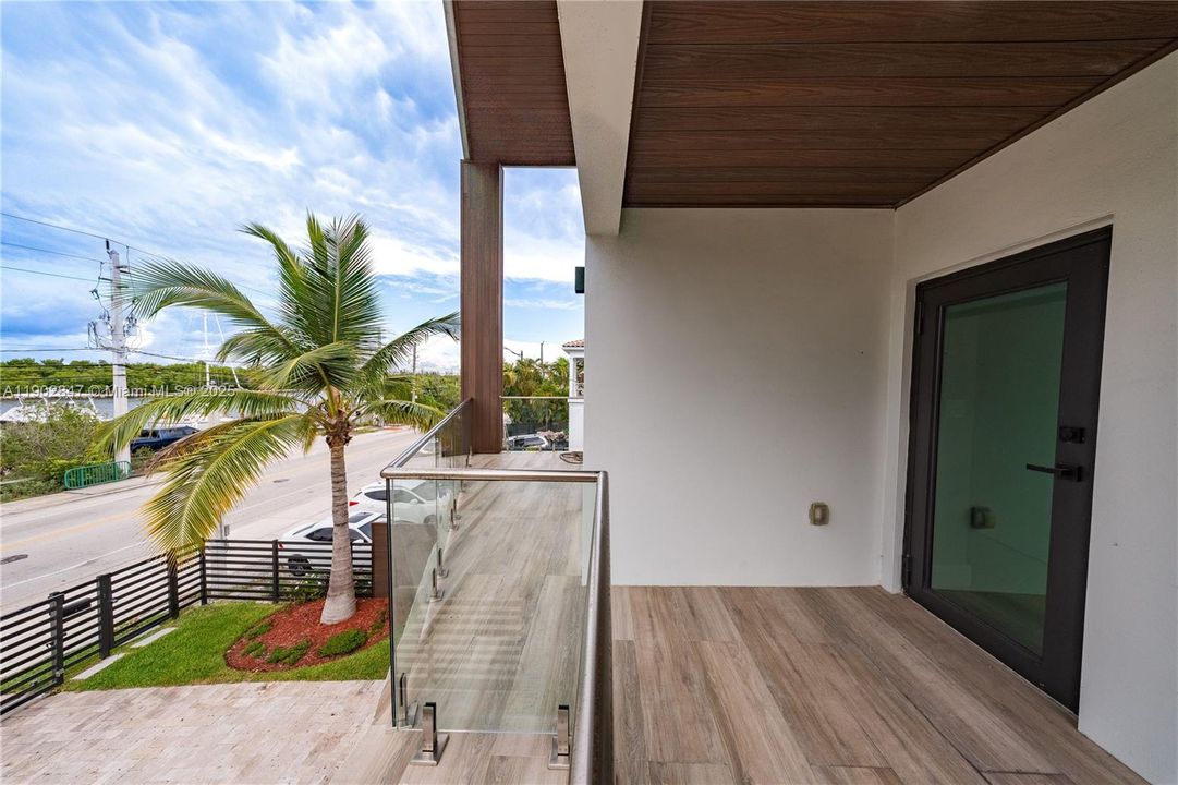 For Sale: $3,195,000 (5 beds, 3 baths, 2373 Square Feet)