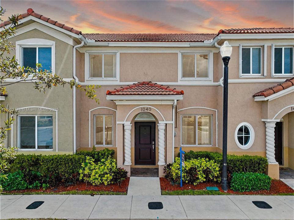 For Sale: $334,900 (3 beds, 2 baths, 1302 Square Feet)