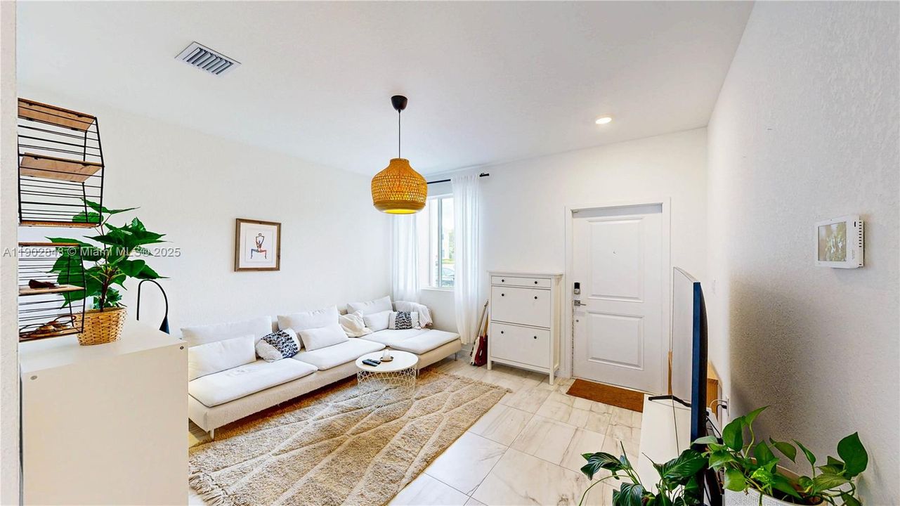 For Sale: $334,900 (3 beds, 2 baths, 1302 Square Feet)