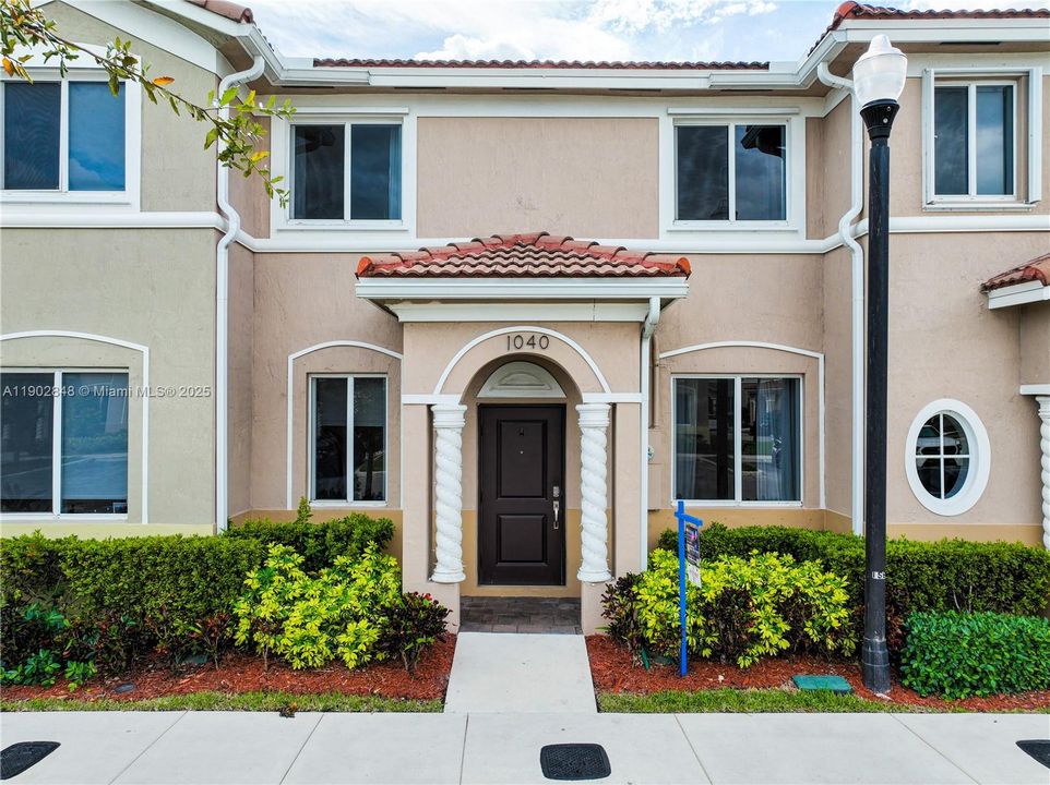 For Sale: $334,900 (3 beds, 2 baths, 1302 Square Feet)