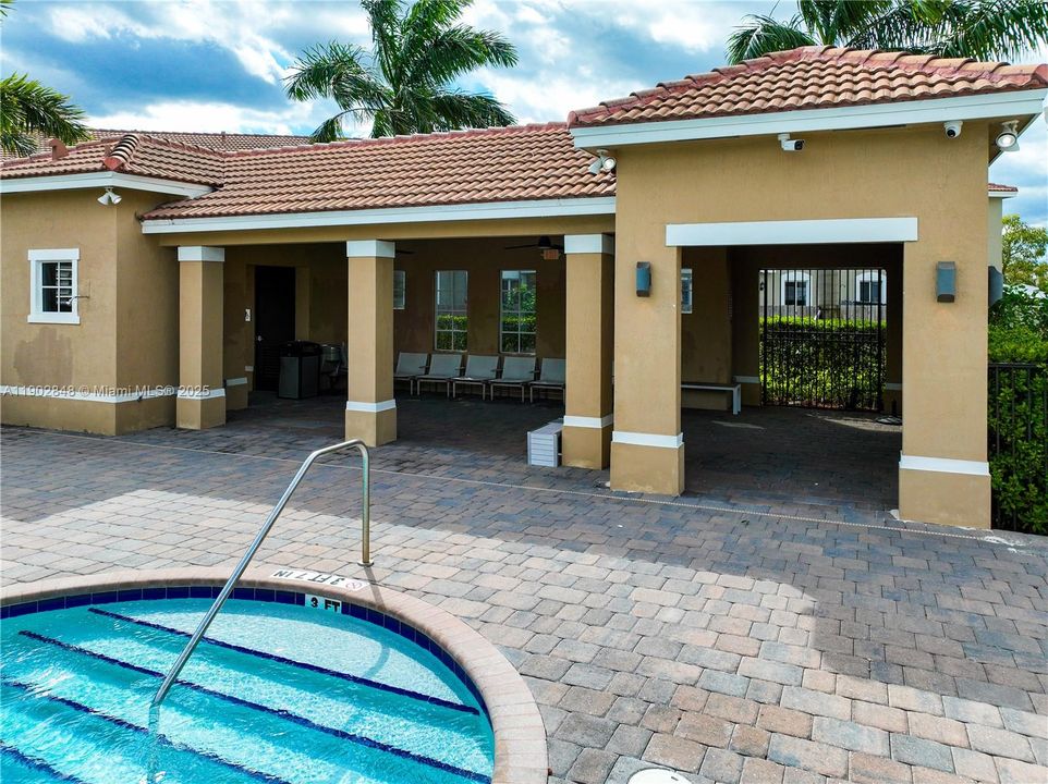 For Sale: $334,900 (3 beds, 2 baths, 1302 Square Feet)