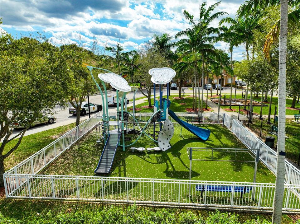 For Sale: $334,900 (3 beds, 2 baths, 1302 Square Feet)