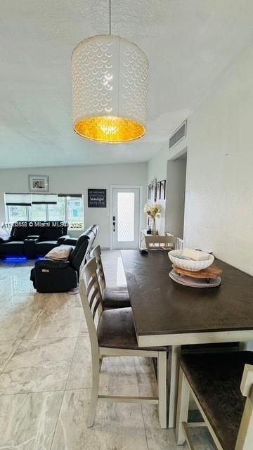 Под контрактом: $549,000 (4 спален, 3 ванн, 1326 Квадратных фут)