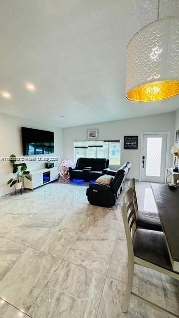 Под контрактом: $549,000 (4 спален, 3 ванн, 1326 Квадратных фут)