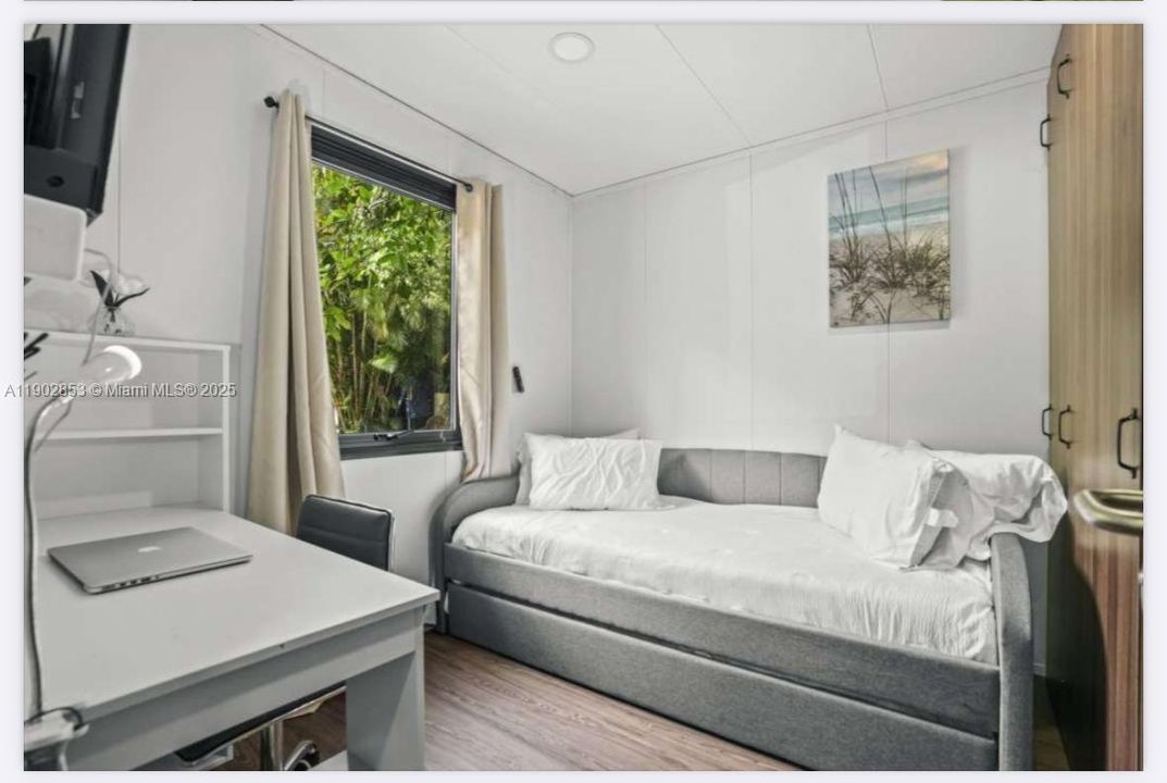 For Sale: $125,000 (2 beds, 1 baths, 480 Square Feet)