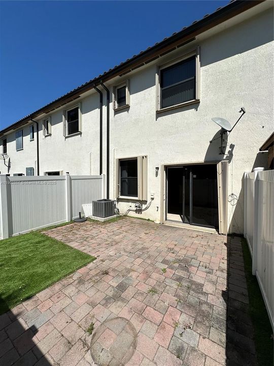 Active With Contract: $2,875 (3 beds, 2 baths, 1545 Square Feet)