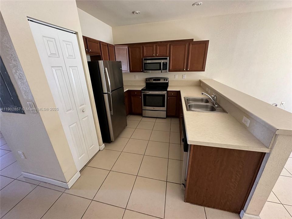 Active With Contract: $2,875 (3 beds, 2 baths, 1545 Square Feet)