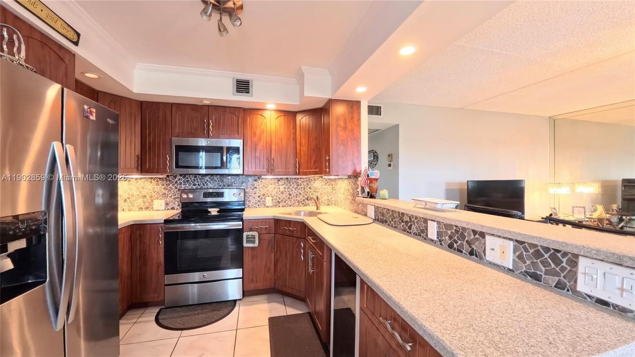 For Sale: $179,900 (2 beds, 2 baths, 983 Square Feet)