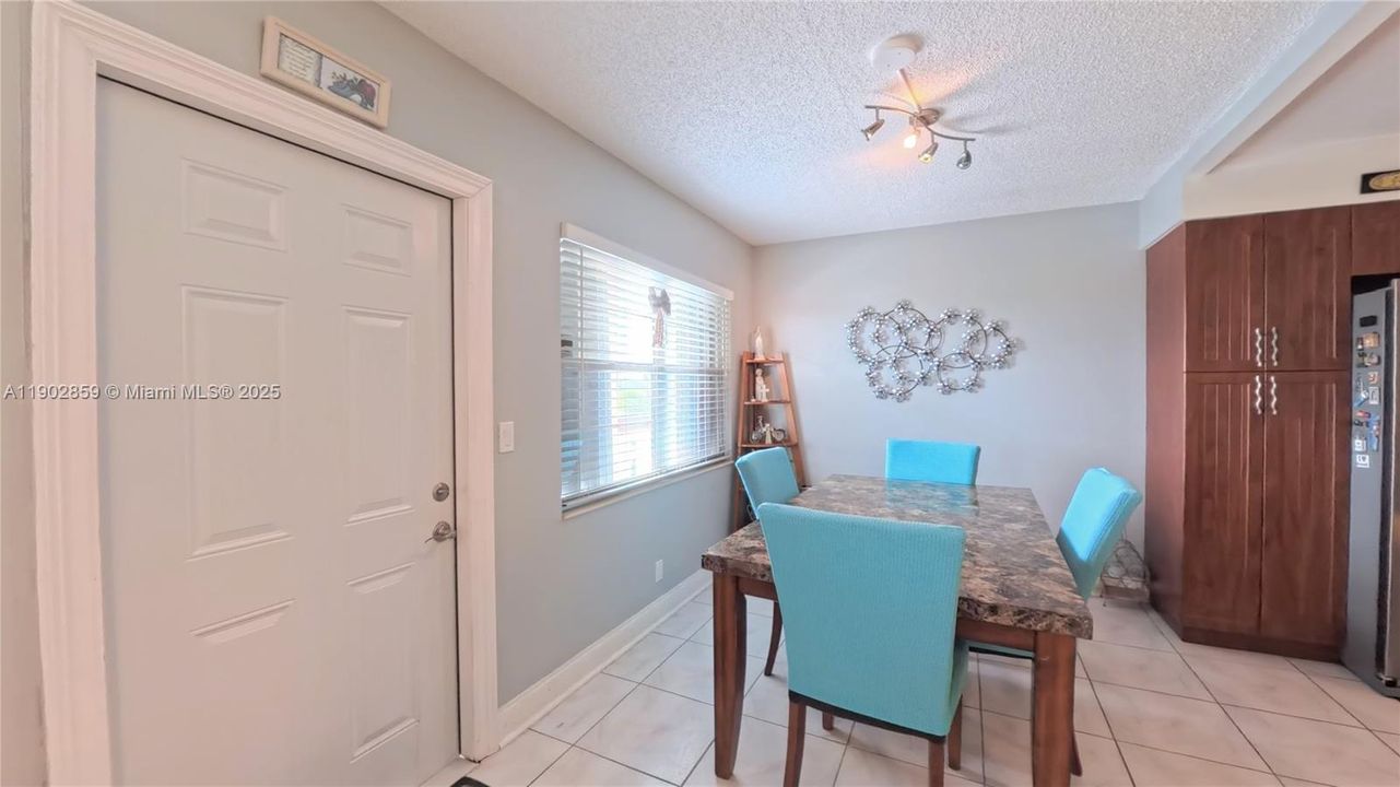 For Sale: $179,900 (2 beds, 2 baths, 983 Square Feet)