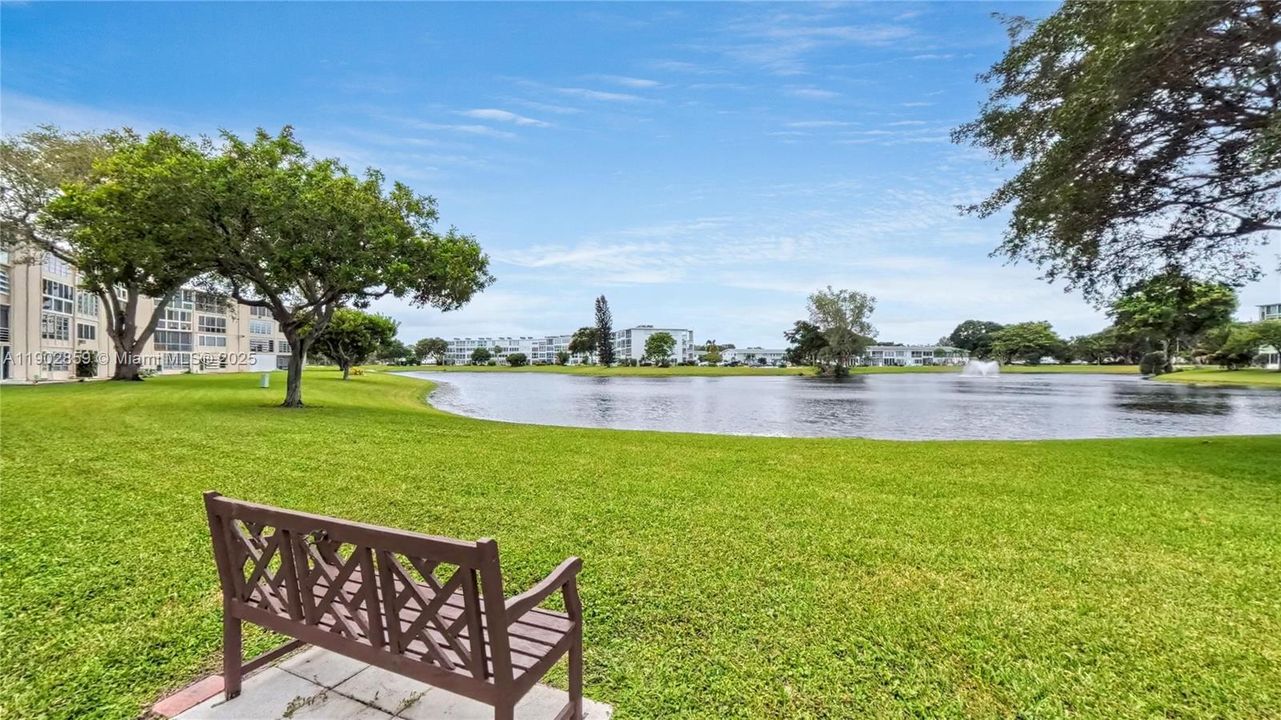 For Sale: $179,900 (2 beds, 2 baths, 983 Square Feet)