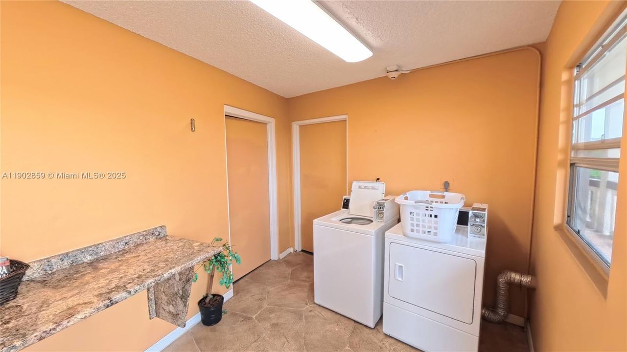 For Sale: $179,900 (2 beds, 2 baths, 983 Square Feet)