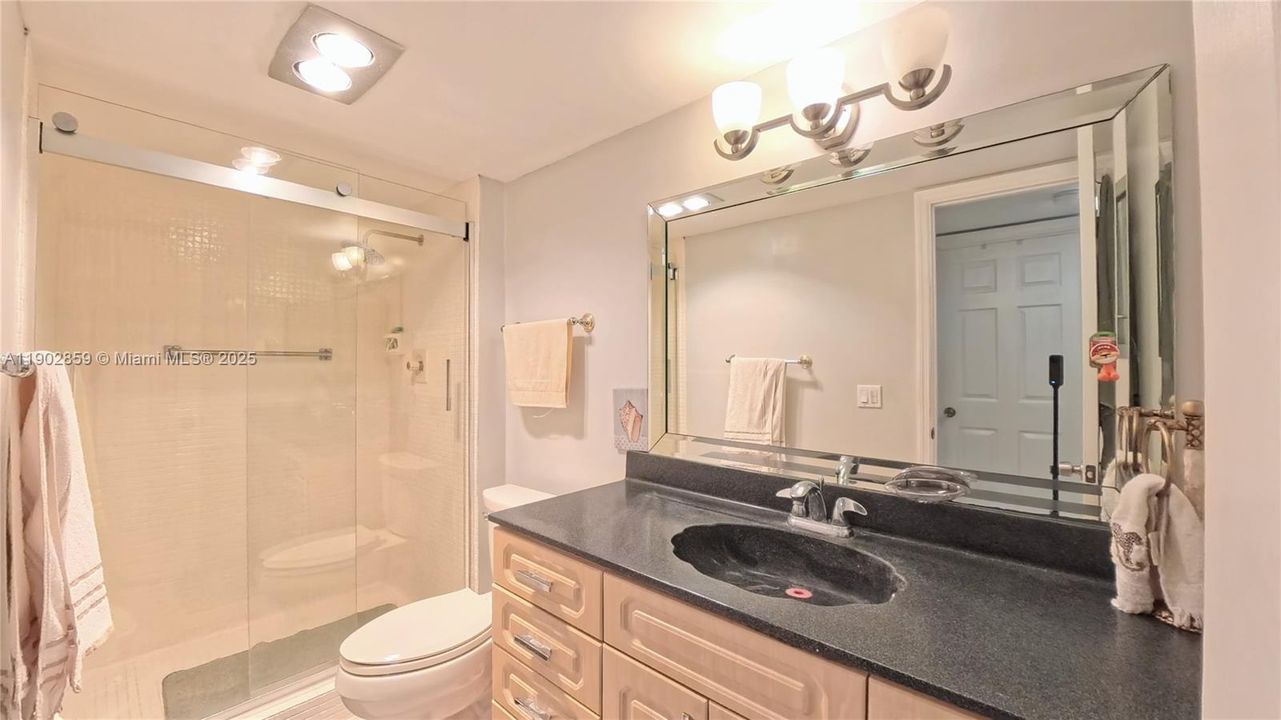 For Sale: $179,900 (2 beds, 2 baths, 983 Square Feet)