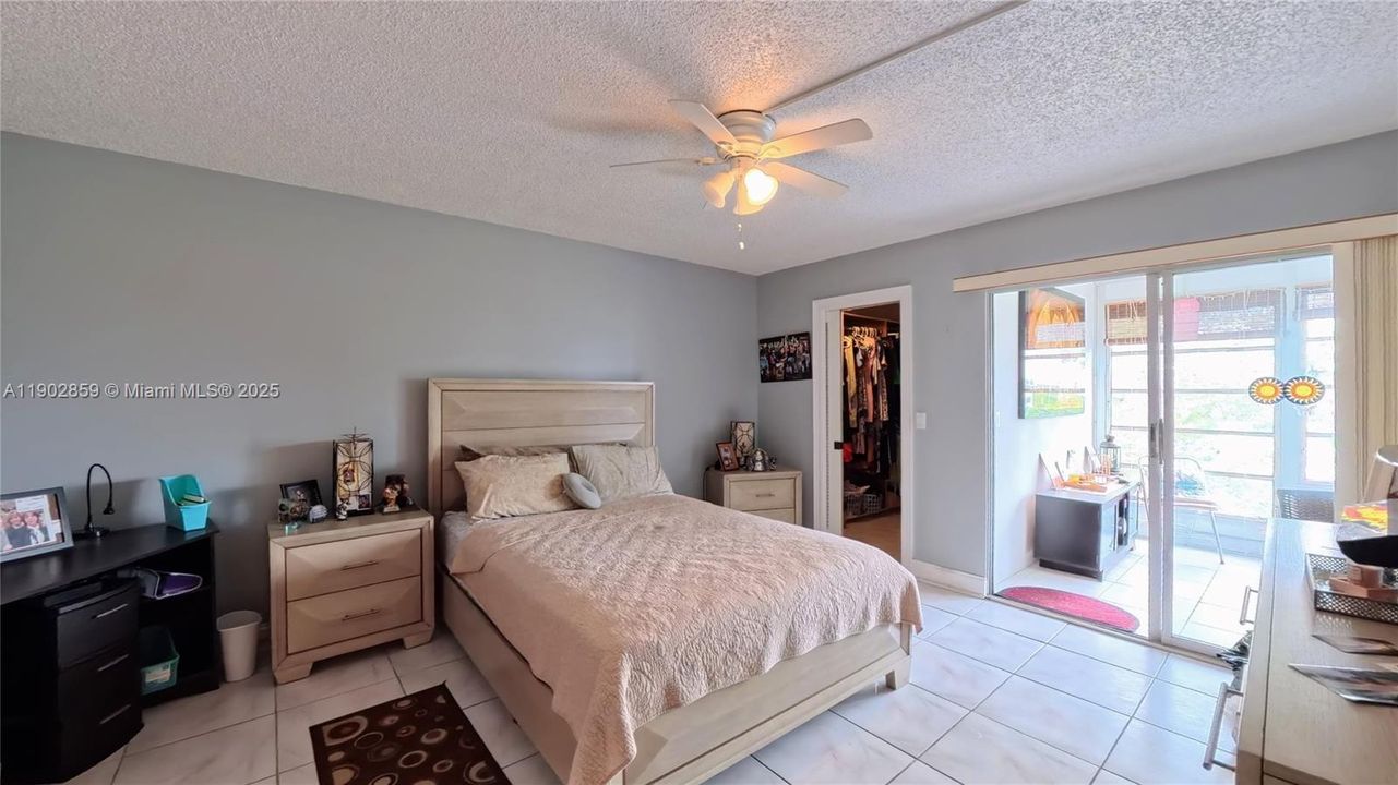 For Sale: $179,900 (2 beds, 2 baths, 983 Square Feet)