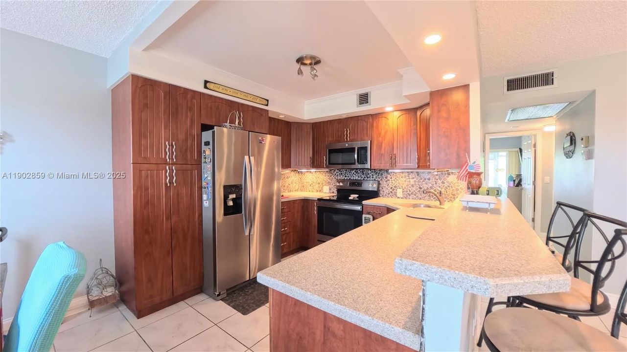 For Sale: $179,900 (2 beds, 2 baths, 983 Square Feet)