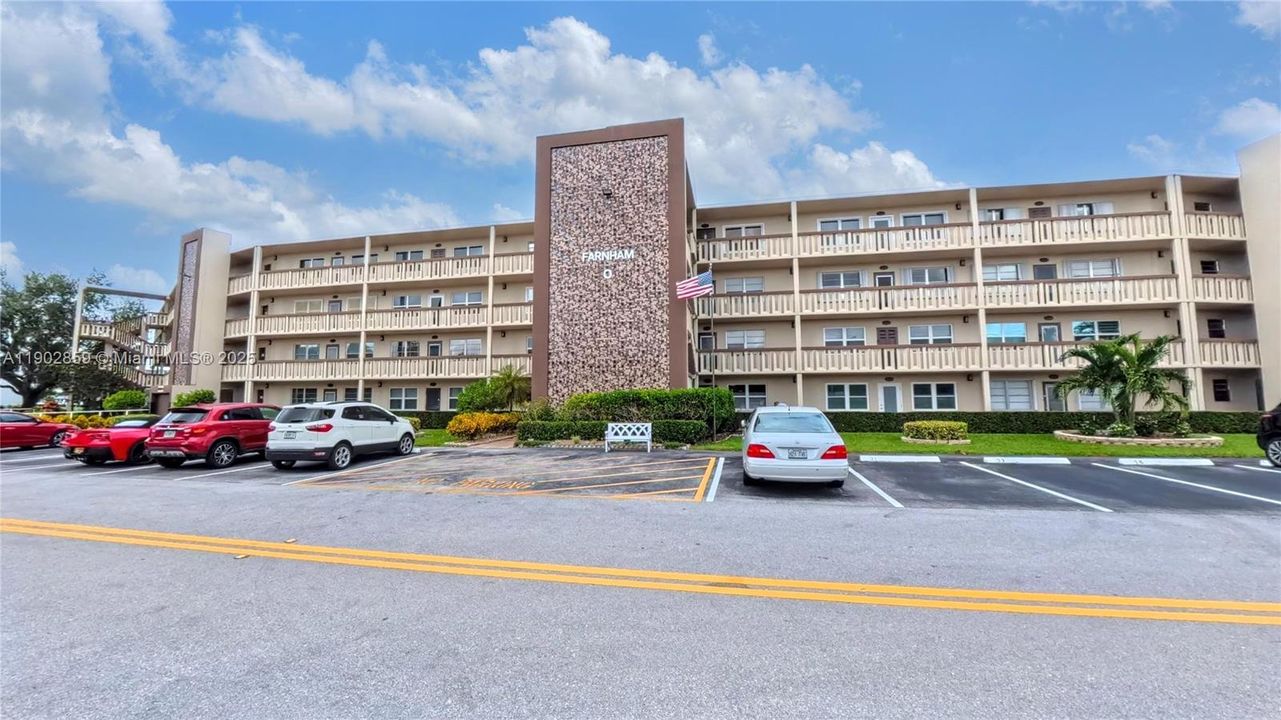 For Sale: $179,900 (2 beds, 2 baths, 983 Square Feet)