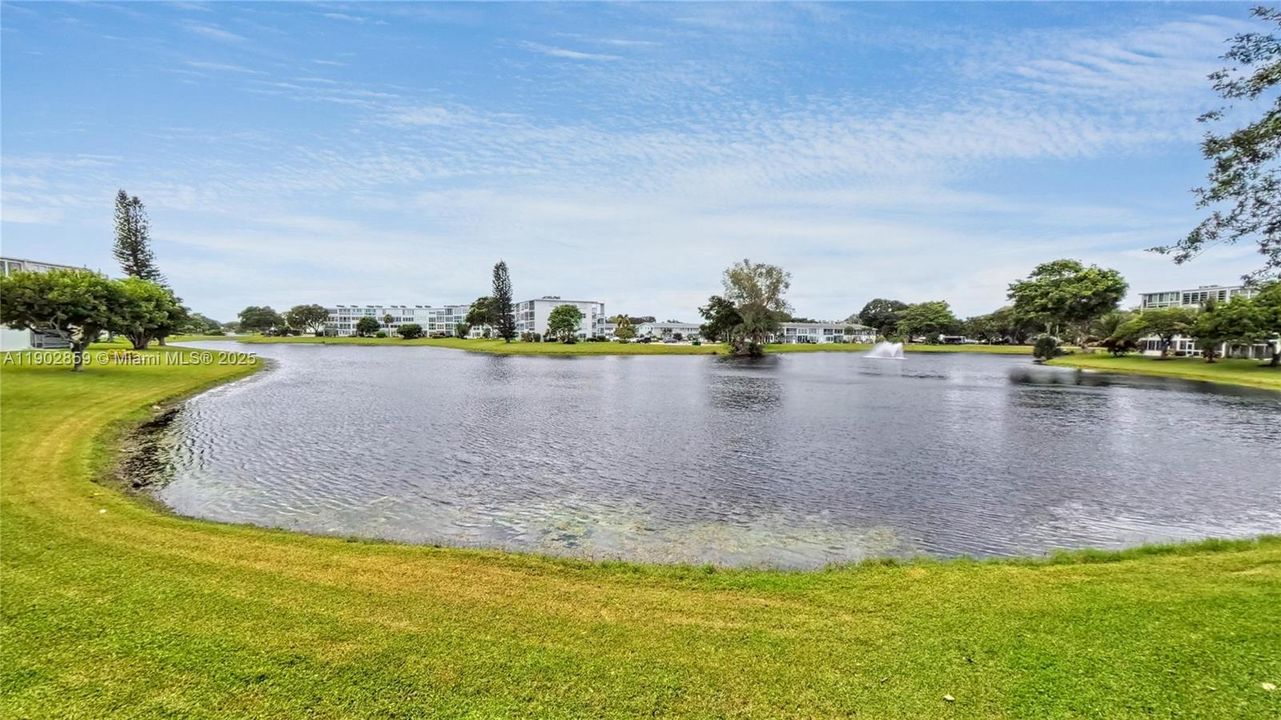 For Sale: $179,900 (2 beds, 2 baths, 983 Square Feet)