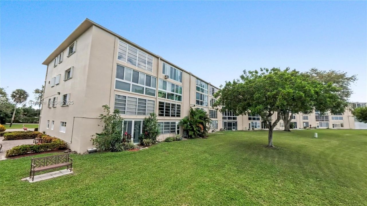 For Sale: $179,900 (2 beds, 2 baths, 983 Square Feet)