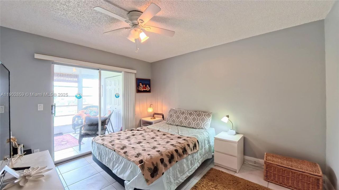 For Sale: $179,900 (2 beds, 2 baths, 983 Square Feet)