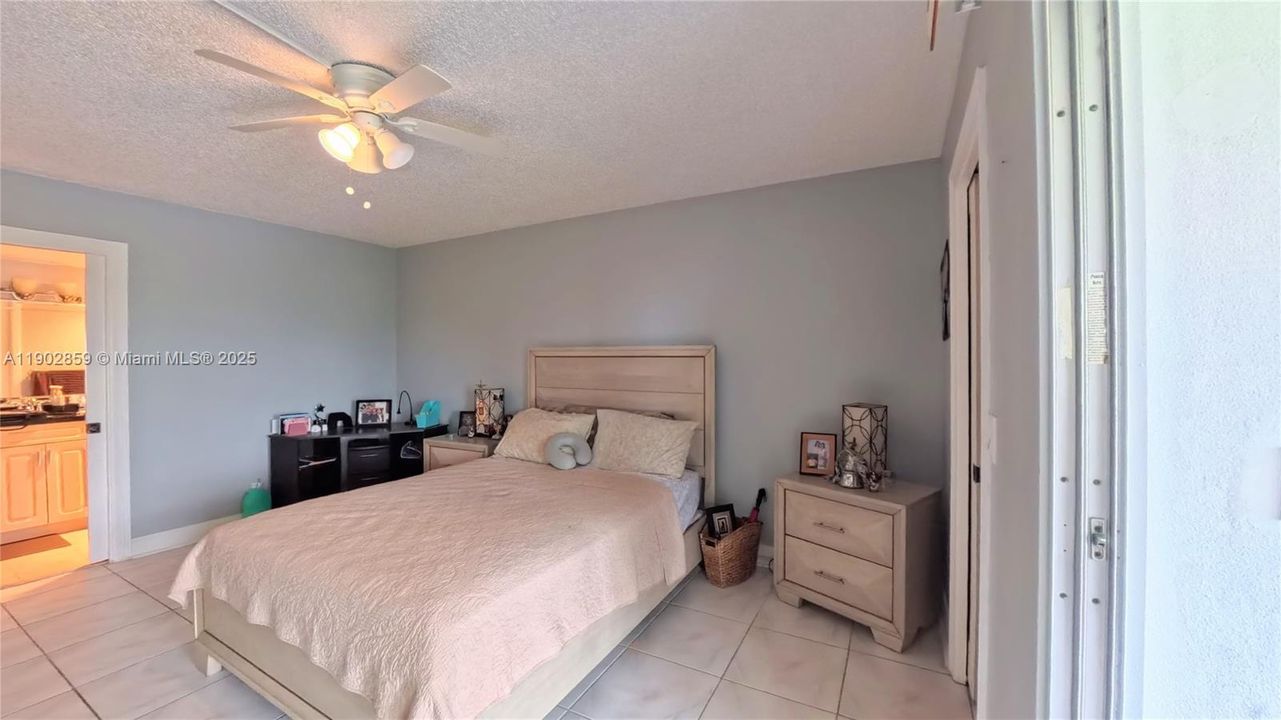 For Sale: $179,900 (2 beds, 2 baths, 983 Square Feet)