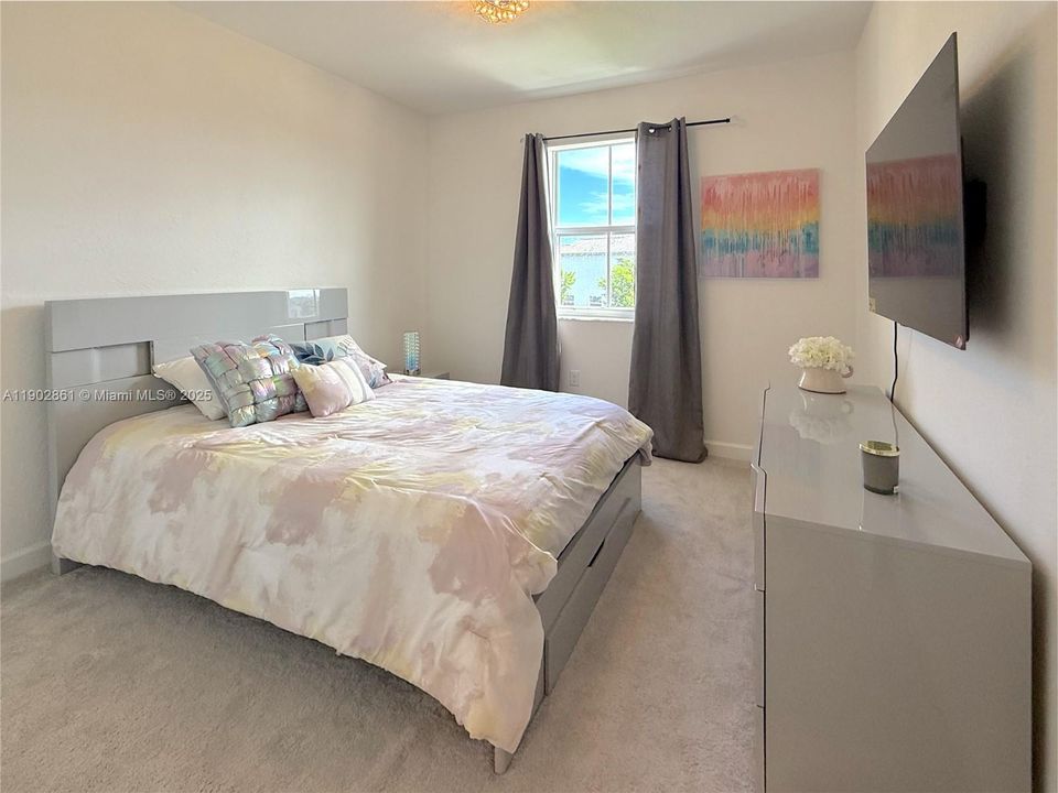 For Rent: $3,200 (4 beds, 2 baths, 1820 Square Feet)