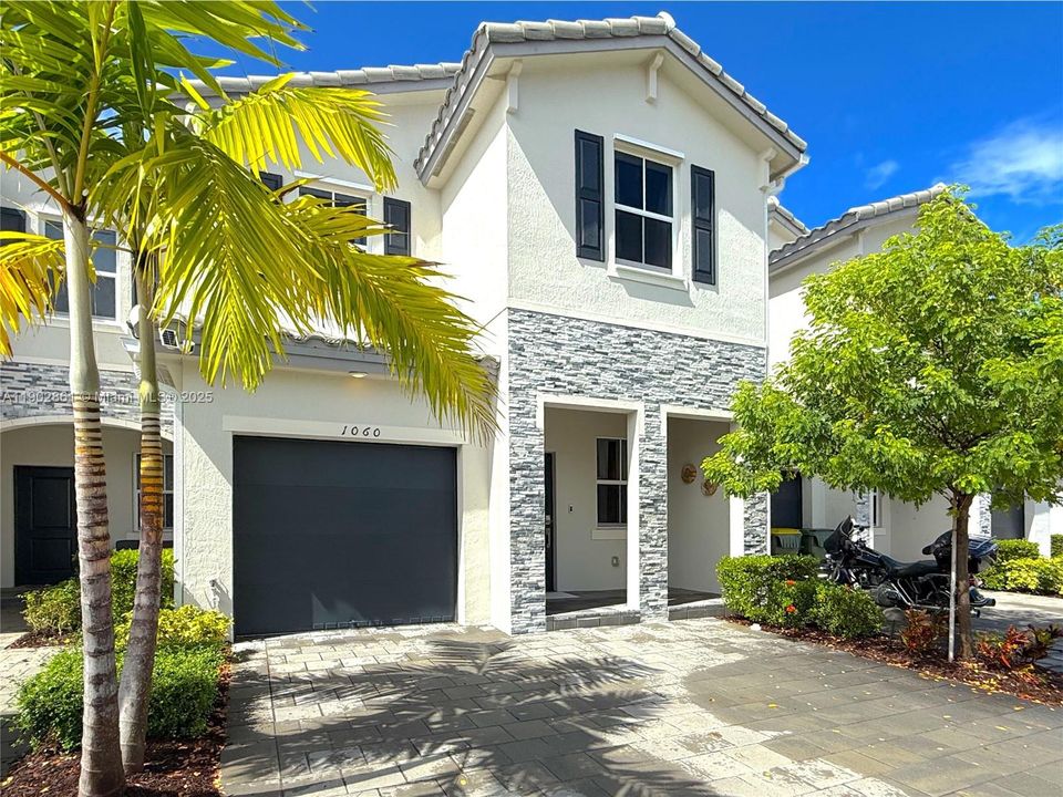 For Rent: $3,200 (4 beds, 2 baths, 1820 Square Feet)