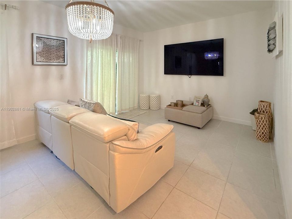 For Rent: $3,200 (4 beds, 2 baths, 1820 Square Feet)