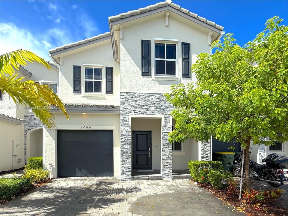 For Rent: $3,200 (4 beds, 2 baths, 1820 Square Feet)