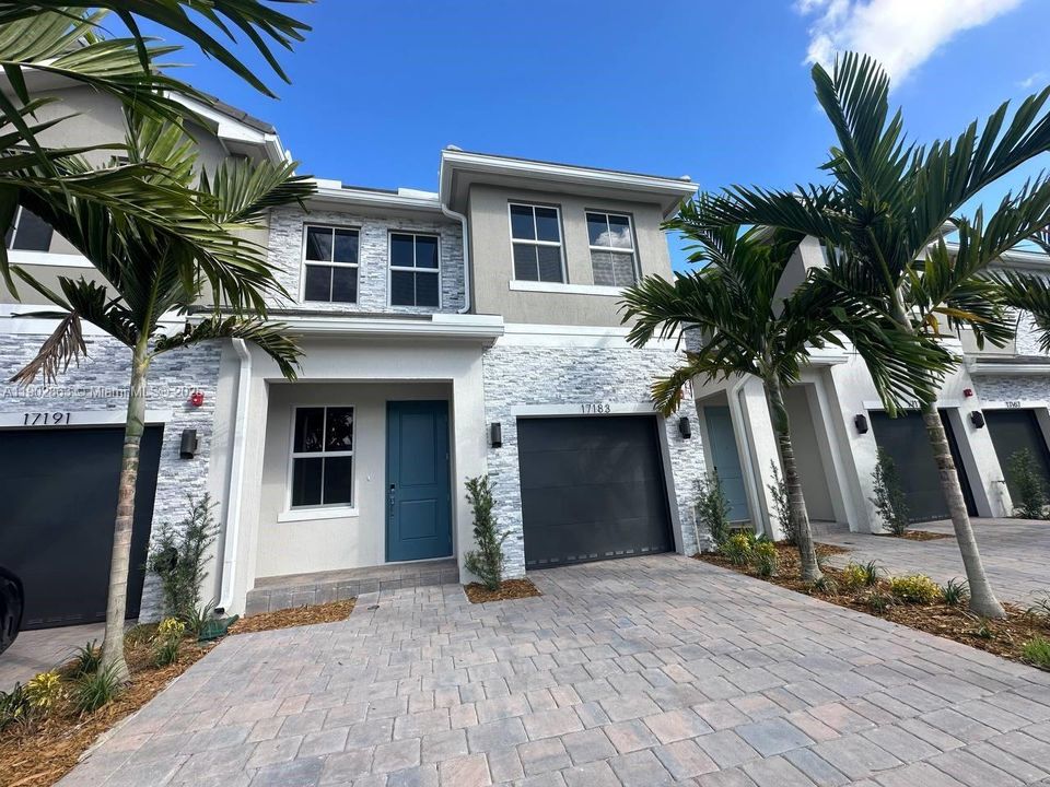 合同活跃: $4,000 (4 贝兹, 3 浴室, 1925 平方英尺)