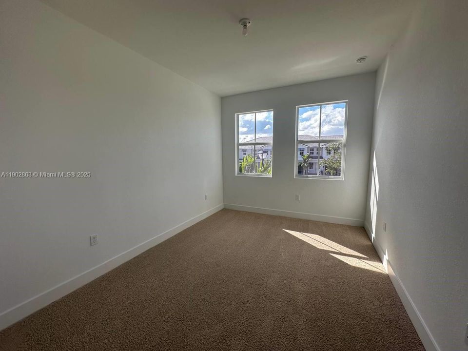 合同活跃: $4,000 (4 贝兹, 3 浴室, 1925 平方英尺)