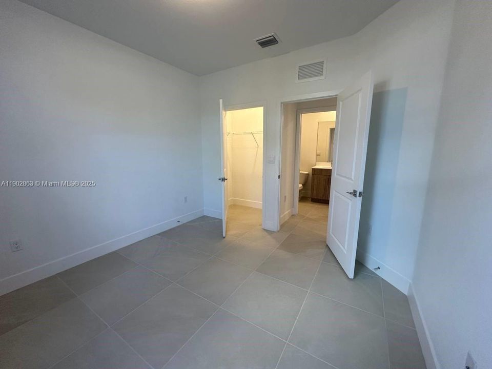 合同活跃: $4,000 (4 贝兹, 3 浴室, 1925 平方英尺)