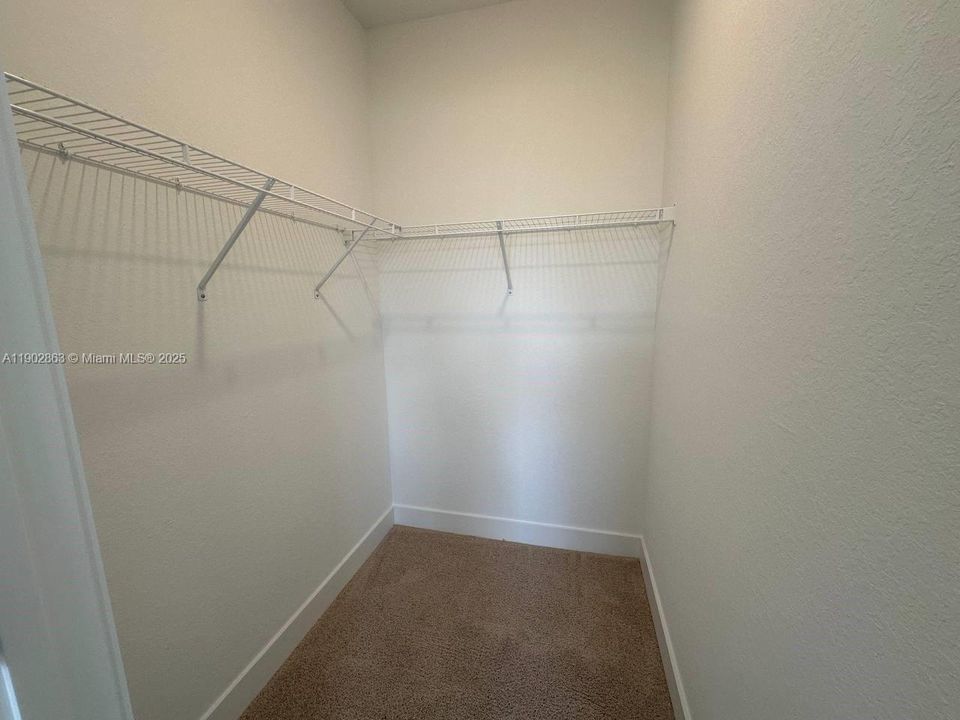 合同活跃: $4,000 (4 贝兹, 3 浴室, 1925 平方英尺)