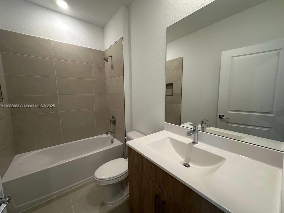 合同活跃: $4,000 (4 贝兹, 3 浴室, 1925 平方英尺)