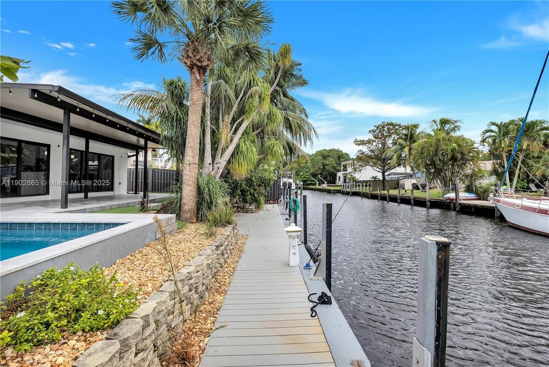 For Sale: $1,395,000 (3 beds, 2 baths, 1939 Square Feet)