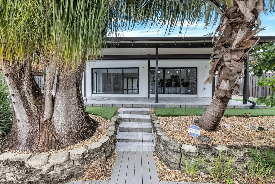 For Sale: $1,395,000 (3 beds, 2 baths, 1939 Square Feet)