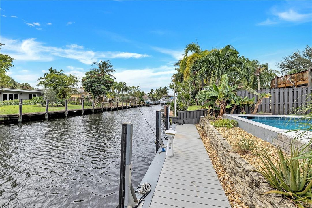 For Sale: $1,395,000 (3 beds, 2 baths, 1939 Square Feet)