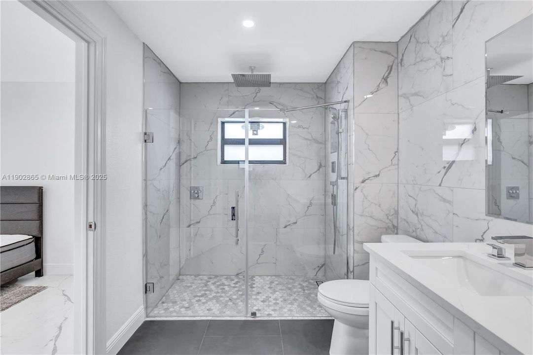 For Sale: $1,395,000 (3 beds, 2 baths, 1939 Square Feet)