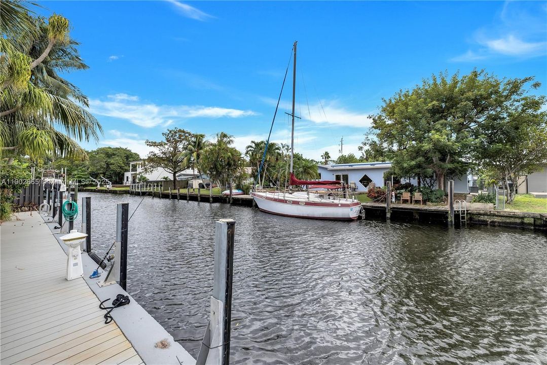 For Sale: $1,395,000 (3 beds, 2 baths, 1939 Square Feet)