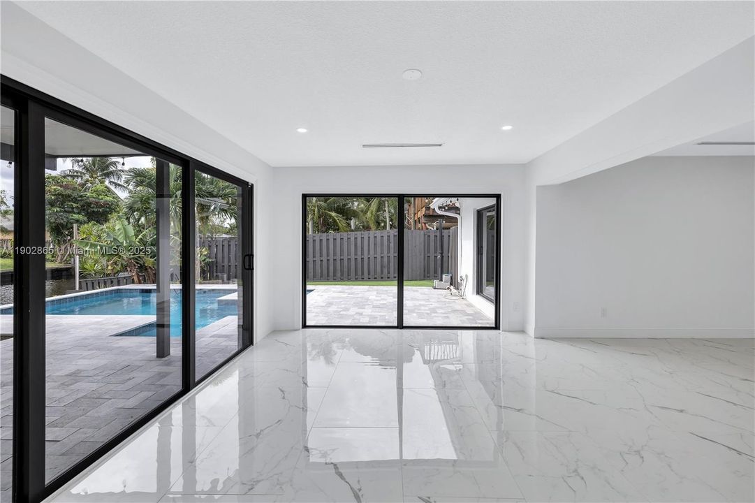 For Sale: $1,395,000 (3 beds, 2 baths, 1939 Square Feet)