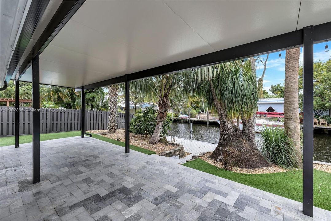 For Sale: $1,395,000 (3 beds, 2 baths, 1939 Square Feet)