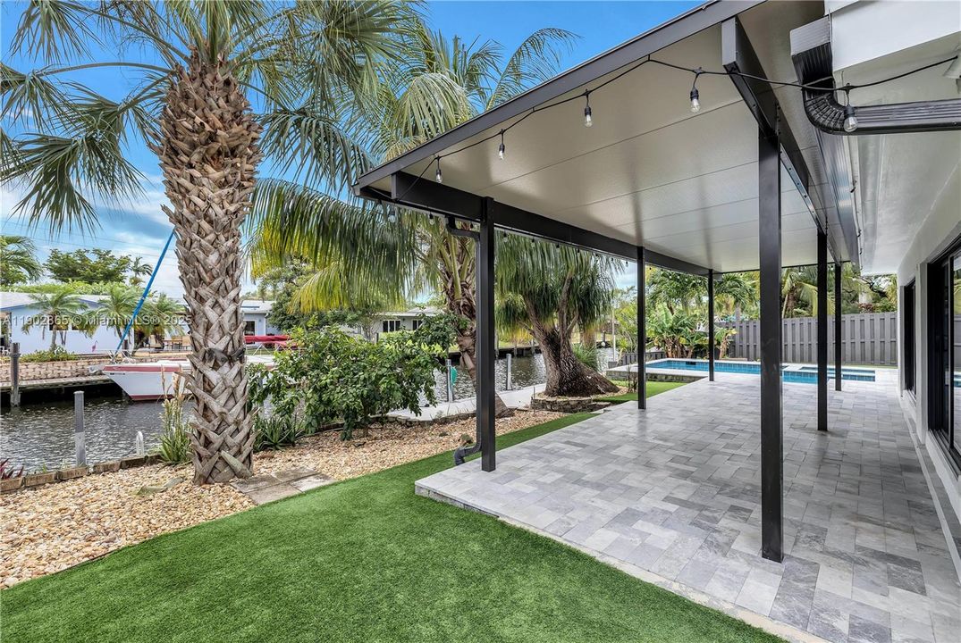 For Sale: $1,395,000 (3 beds, 2 baths, 1939 Square Feet)