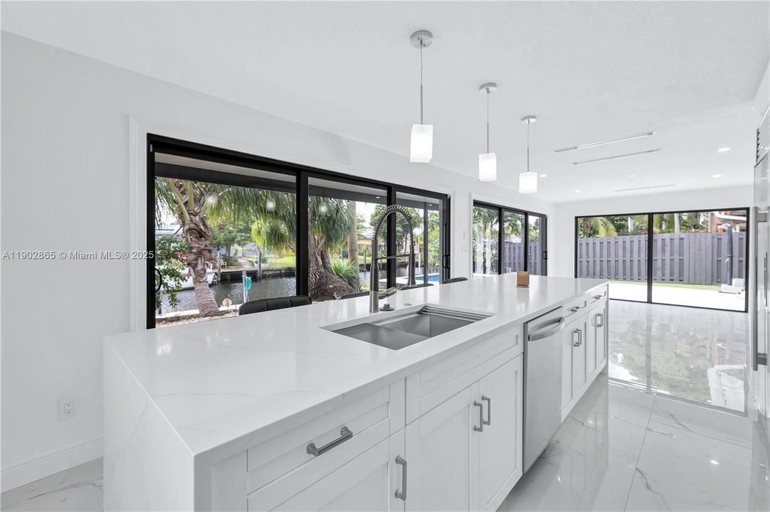 For Sale: $1,395,000 (3 beds, 2 baths, 1939 Square Feet)