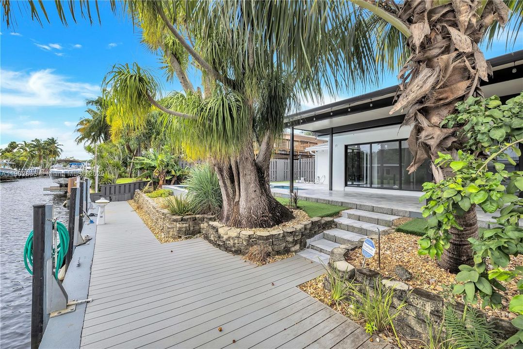 For Sale: $1,395,000 (3 beds, 2 baths, 1939 Square Feet)